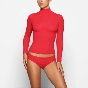 SKIMS fits everybody POPPY turtleneck size M. Used like new condition